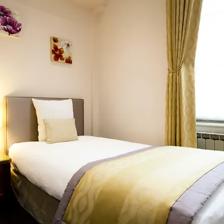 Le Phenix Hotel